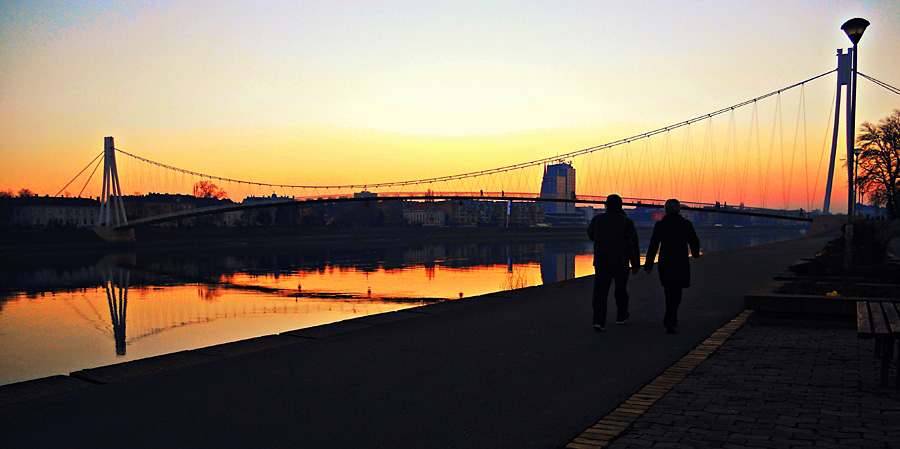 Zalazak iza mosta..

Foto: Ana Kurtui

Kljune rijei: zalazak sunca most suton drava