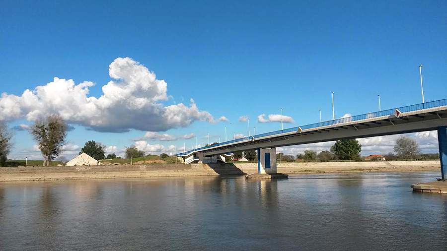 Na putu prema Baranji..

Foto: Helena Smrek

Kljune rijei: most drava baranja oblaci nebo plavo