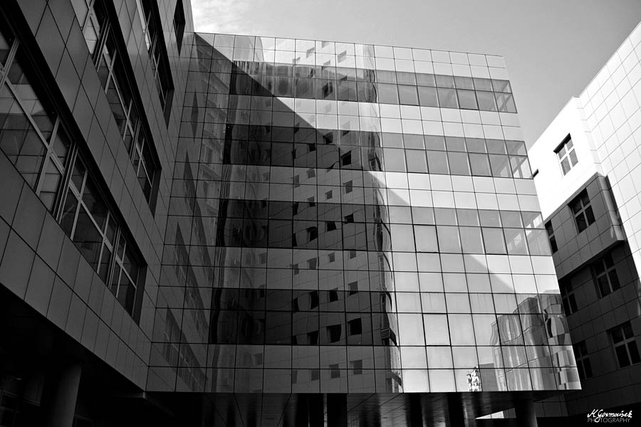 Oblici i refleksije

Foto: Mirta Germovek

Kljune rijei: oblici refleksije cb crno bijelo b&w zgrada centar
