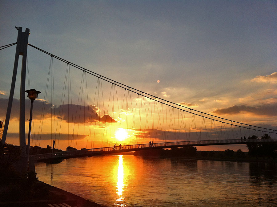 Poznat prizor..

Foto: Valentina Koji

Kljune rijei: zalazak sunca most suton drava
