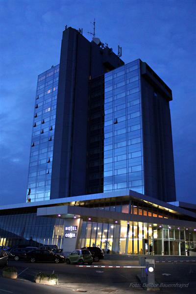 Hotel Osijek u sumrak

Foto: Dalibor Bauernfrajnd

Kljune rijei: hotel osijek sumrak plavo oblaci