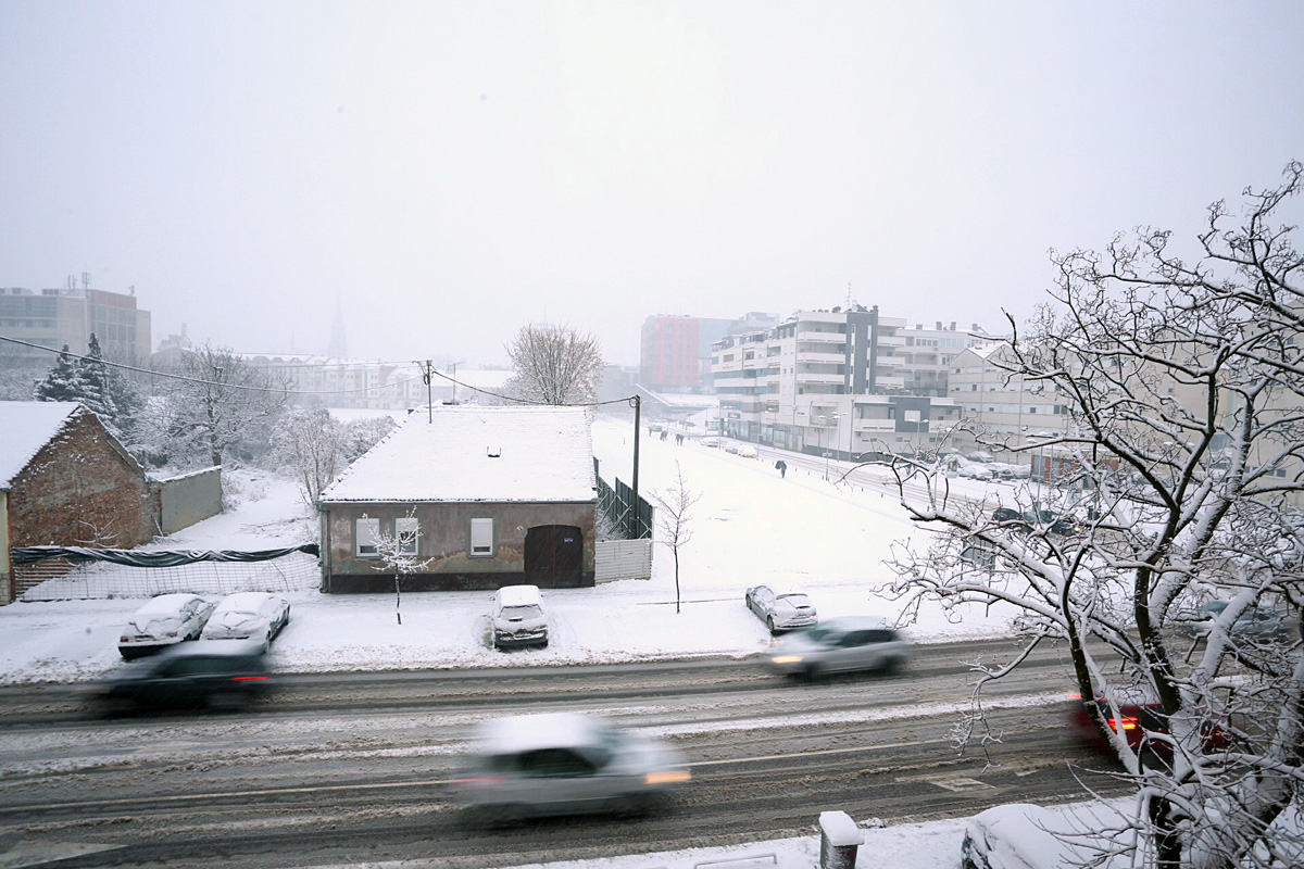 Jos uvijek pada..

Foto: Kreimir Strahonja

Kljune rijei: snijeg veljaca 2015