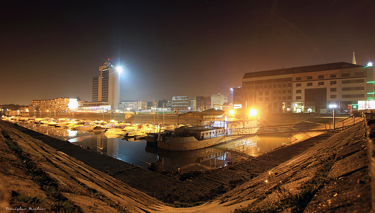 Laku no

Foto: Tomislav Paveli

Kljune rijei: noc zimska luka zima