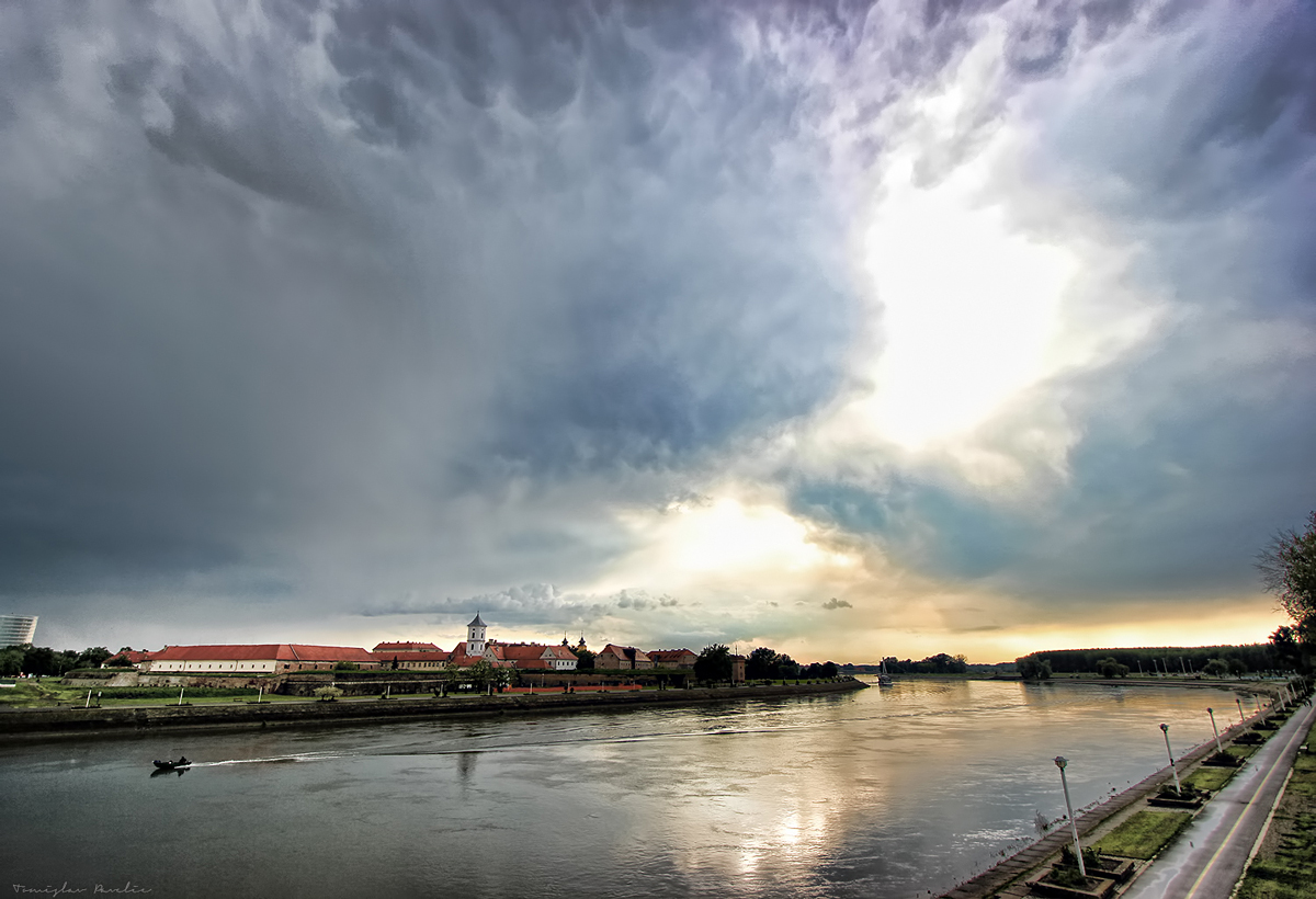 Oblaci nad gradom..

Foto: Tomislav Paveli

Kljune rijei: oblaci grad drava sunce hdr