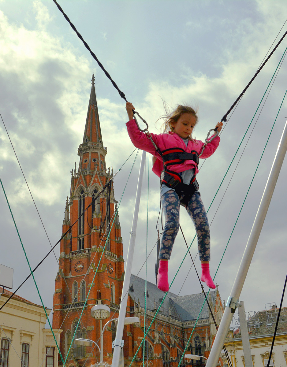 Letim!

Foto: Ana Zebec

Kljune rijei: curica leti trg katedrala igra oblaci