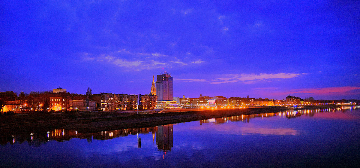 Moj Osijek tone u no

Foto: eljko Sas

Kljune rijei: drava mrak zalazak noc plavo