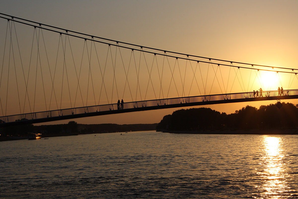 Trenutak u vremenu na mostu

Foto: Nenad Buni

Kljune rijei: trenutak vremenu vrijeme most mostu zalazak sunca sunce