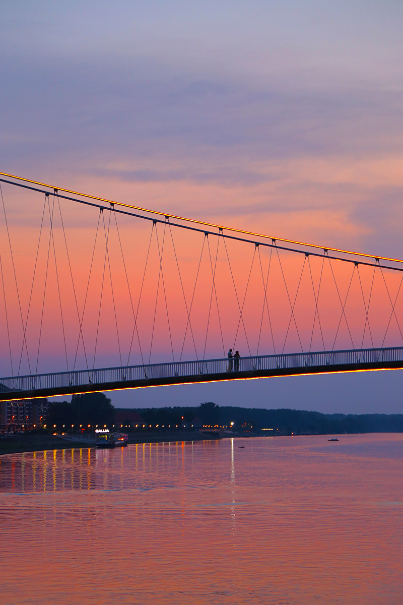 Uivanje u zalasku..

Foto: Josip Stevi

Kljune rijei: zalazak most uzivanje nebo crveno