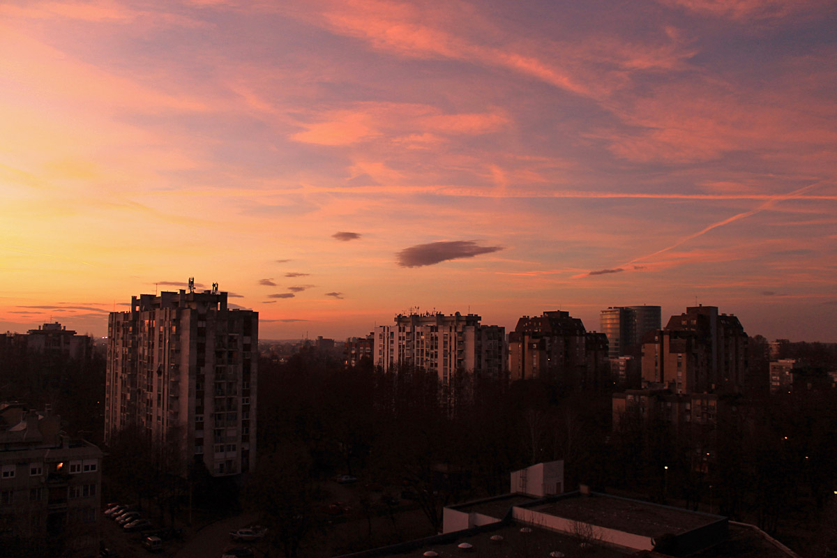 Zalazak nad Sjenjakom

Foto: Inja Pavli

Kljune rijei: zalazak sunca sunce sjenjak crveno nebo