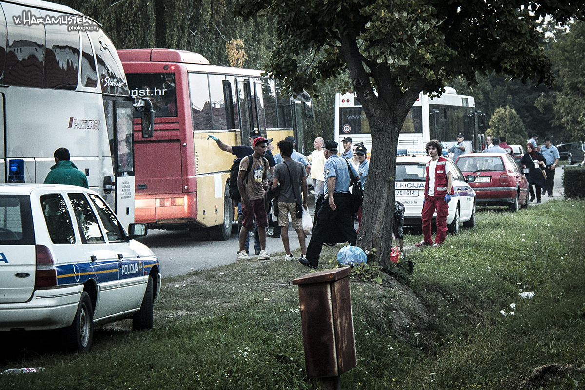 Sirijski migranti na putu za Zagreb

Foto: Vatroslav Haramustek

Kljune rijei: izbjeglice sirija autobusi migranti