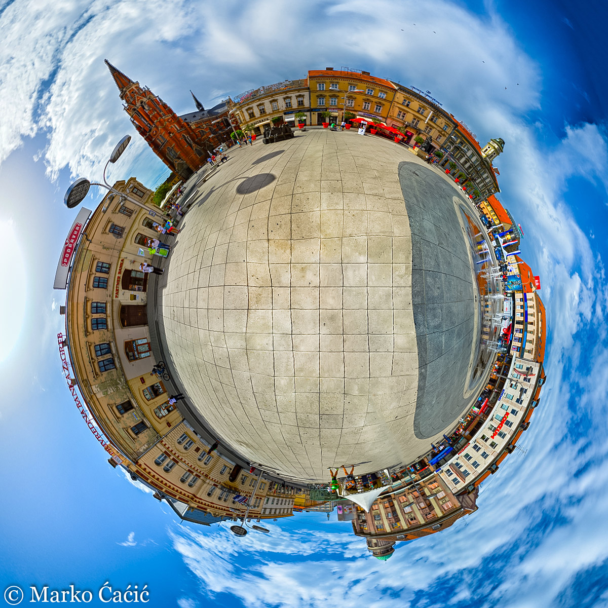 Grad na dlanu

Foto: Marko ai

Kljune rijei: trg katedrala montaza pticja perspektiva fisheye