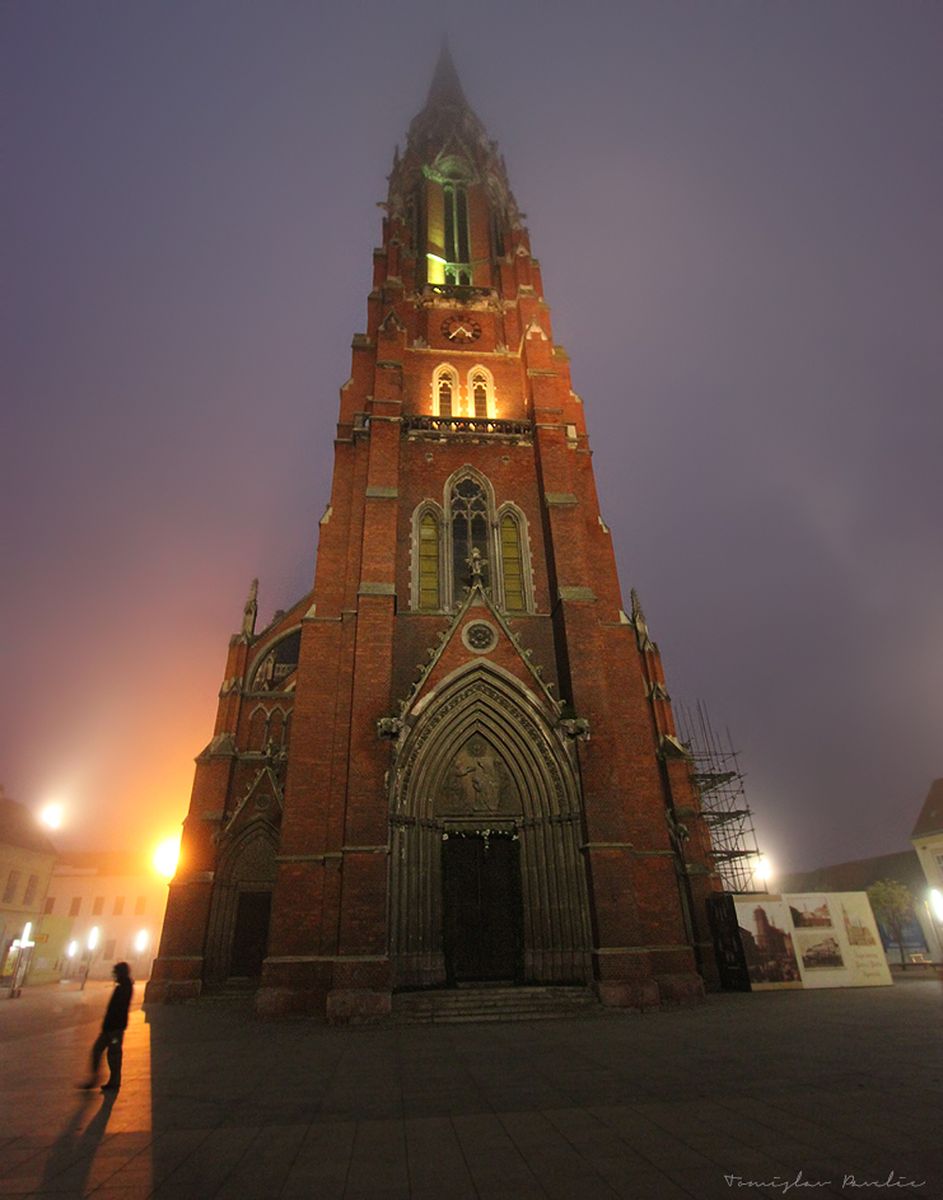 eta

Foto: Tomislav Paveli

Kljune rijei: katedrala magla 