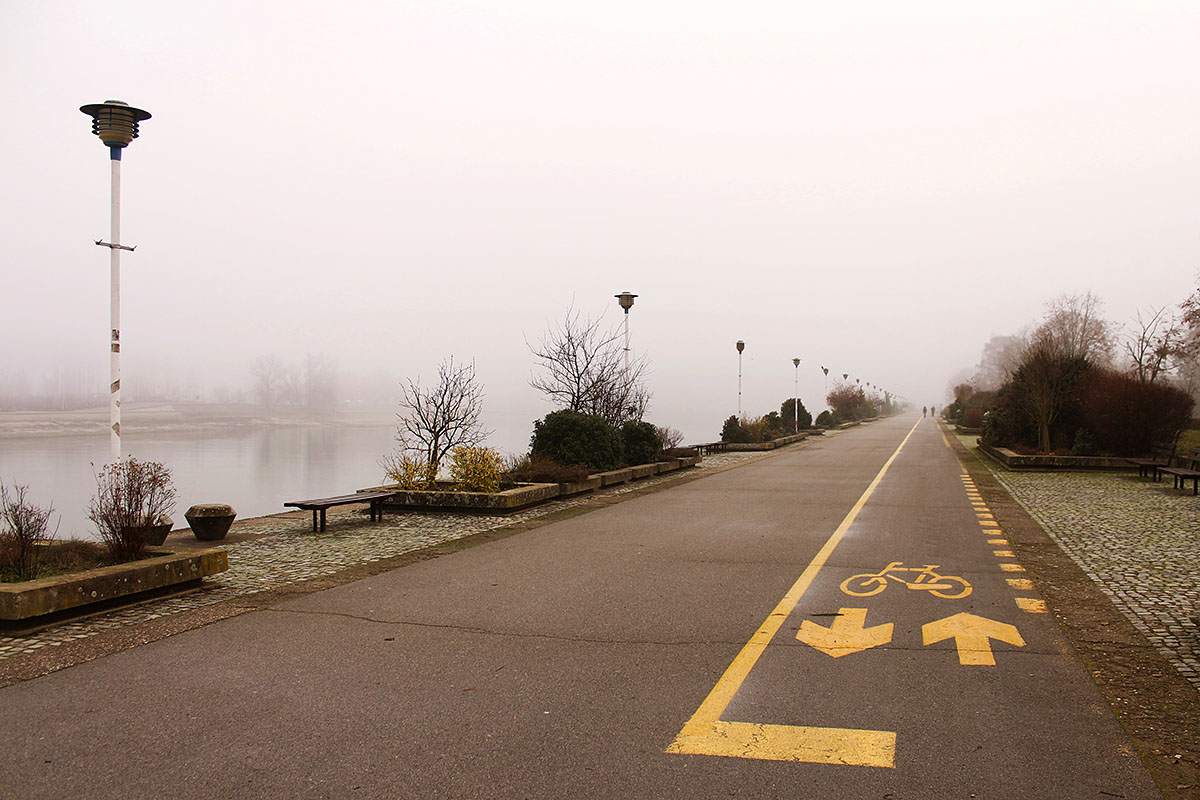 Magla na promenadi

Foto: Andrea Zakek

Kljune rijei: promenada drava oblaci oblacno magla
