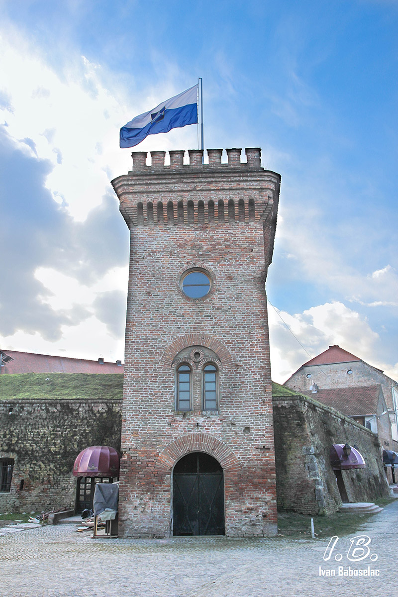 Zastava grada

Foto: Ivan Baboselac

Kljune rijei: zastava tvrda tvrdja plavo bijelo