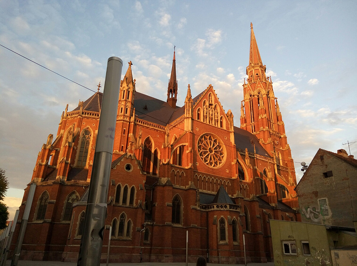 Konkatedrala

Foto: Iva Glibo

Kljune rijei: konkatedrala katedrala centar sunce