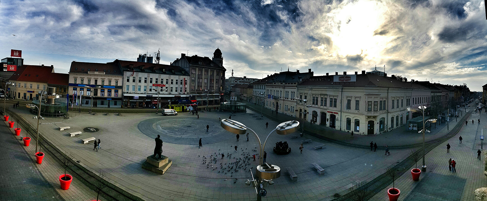 Trg Ante Starevia

Foto: Igor Jandrok

Kljune rijei: trg ante starcevica oblaci hdr panorama 