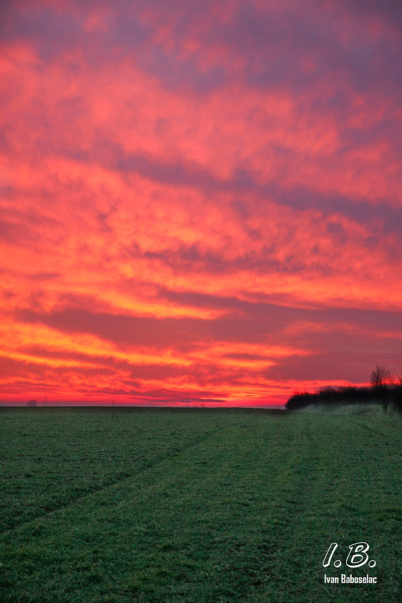 Zalazak sunca

Foto: Ivan Baboselac

Kljune rijei: zalazak sunca crveno nebo livada njiva